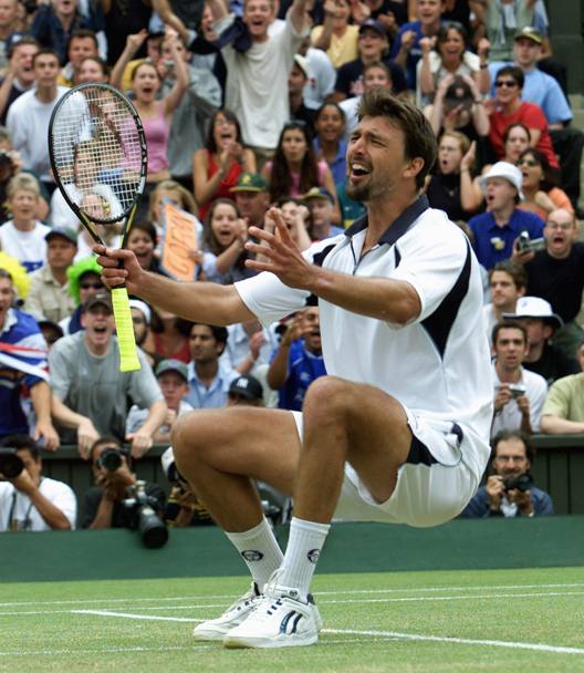 L’esultanza di Goran Ivanisevic per la vittoria di Wimbledon 2001 (Epa)
